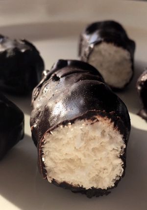 Una foto de Barrita cremosa de coco bañada en chocolate - apta para candidiasis