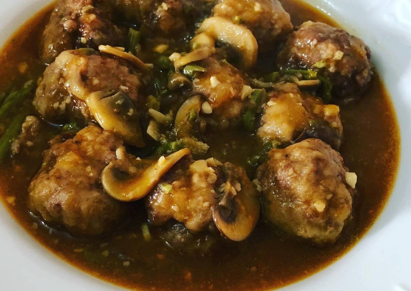 Albóndigas en salsa de champiñones variados y trigueros silvestres de temporada