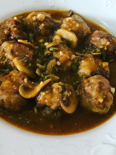 Una foto de Albóndigas en salsa de champiñones variados y trigueros silvestres de temporada