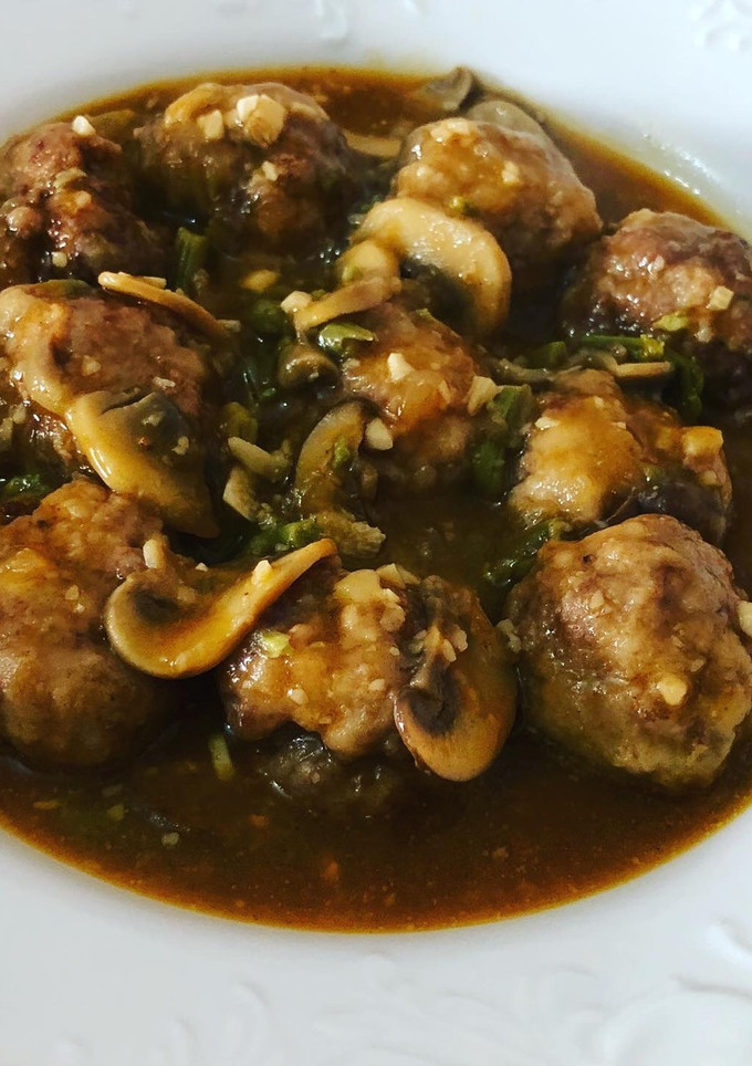 Una foto de Albóndigas en salsa de champiñones variados y trigueros silvestres de temporada