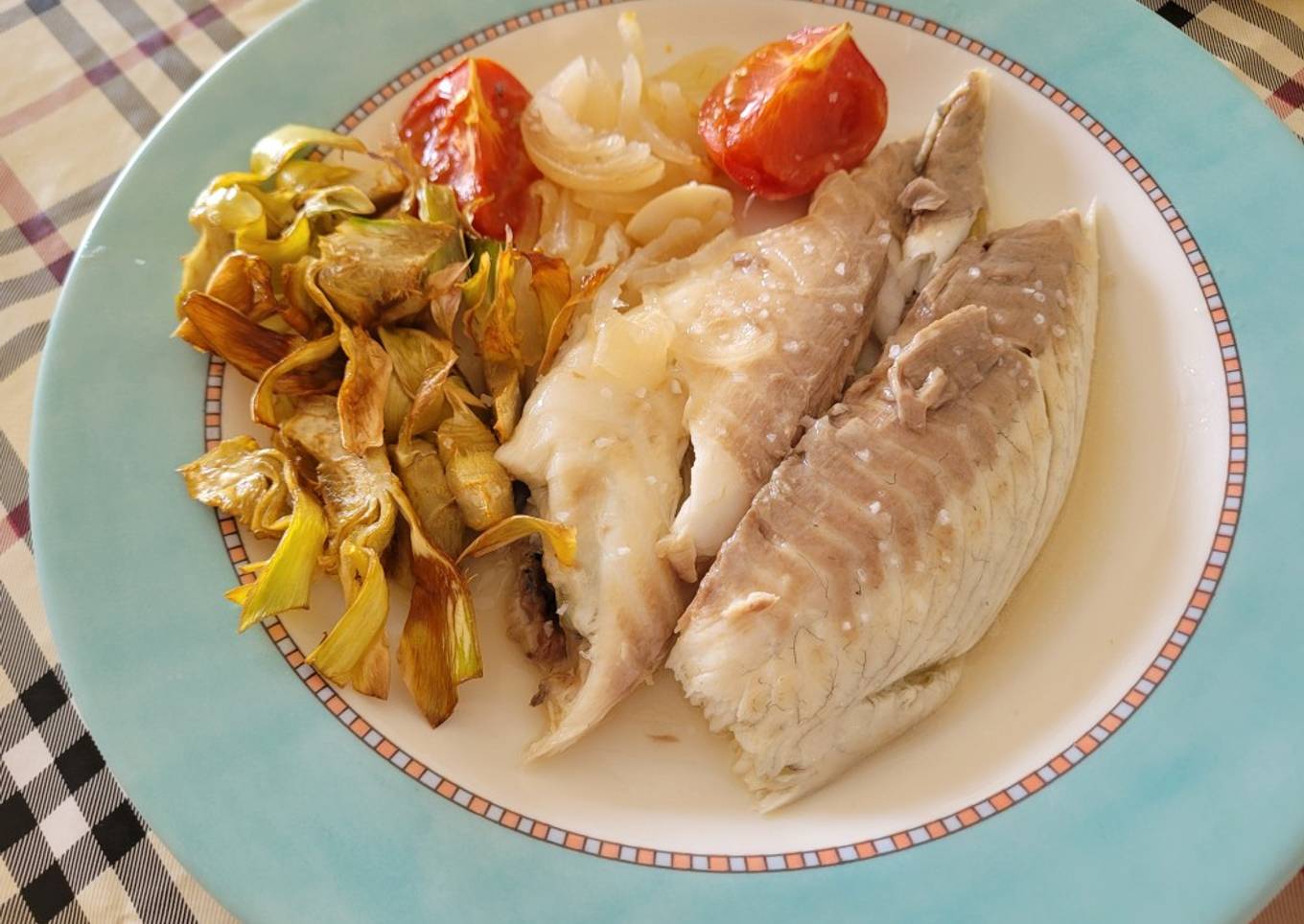 Dorada al horno con cebolla, tomate, vino y chips de alcachofas