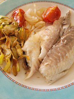 Una foto de Dorada al horno con cebolla, tomate, vino y chips de alcachofas