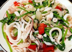 Hình của món Mực xào cần tây, hành tây, ớt chuông.