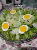 Salada de alface com batata cozidas e ovos