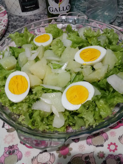 Foto de Salada de alface com batata cozidas e ovos