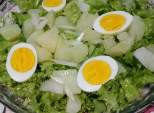 Foto de Salada de alface com batata cozidas e ovos
