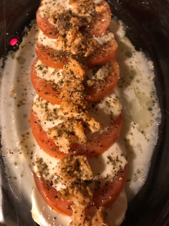 Una foto de Tomates con mozzarella y salmón al horno