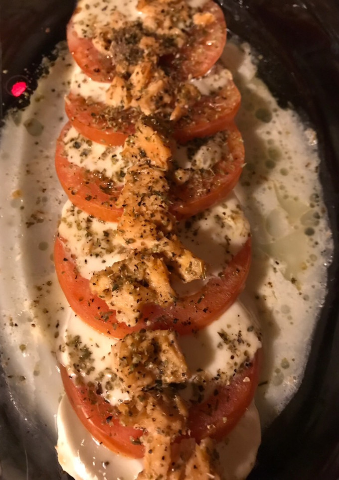 Una foto de Tomates con mozzarella y salmón al horno