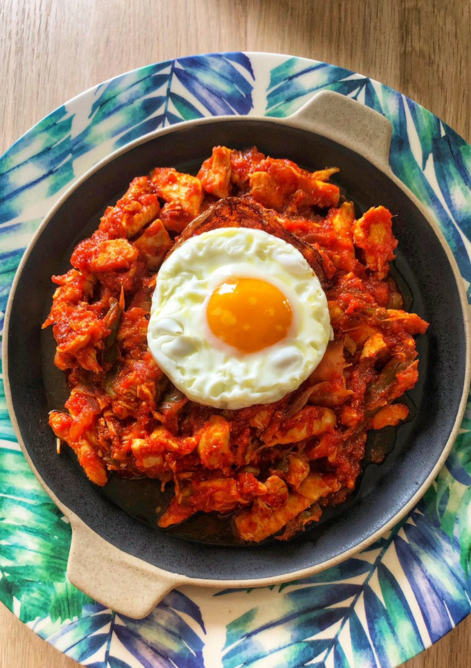 Una foto de Fritada de pollo con tomate y huevo en Olla GM modelo H