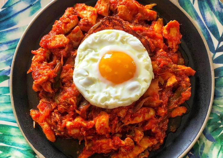 Fritada de pollo con tomate y huevo en Olla GM modelo H