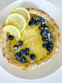 Una foto de Mini hot cakes Holandeses con Cuajada de Limón y Arándanos