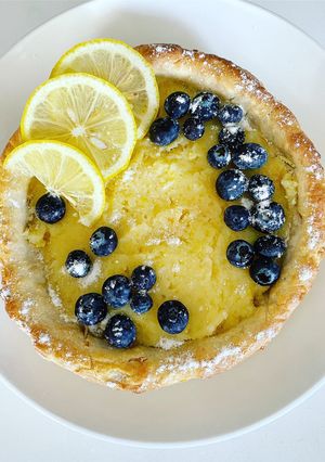Una foto de Mini hot cakes Holandeses con Cuajada de Limón y Arándanos
