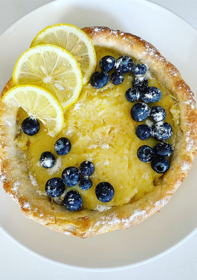Una foto de Mini hot cakes Holandeses con Cuajada de Limón y Arándanos