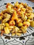 Trottole tricolore picante con bonito y alcaparras