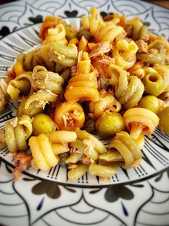 Una foto de Trottole tricolore picante con bonito y alcaparras