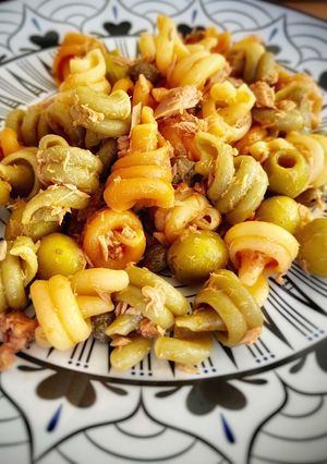 Una foto de Trottole tricolore picante con bonito y alcaparras