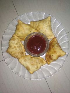 સમોસા (Samosa Recipe in Gujarati) રેસીપી મુખ્ય ફોટો