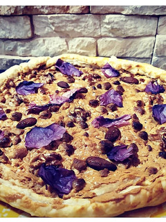 Foto di Pizza dolce con burro di arachidi e petali di papavero
