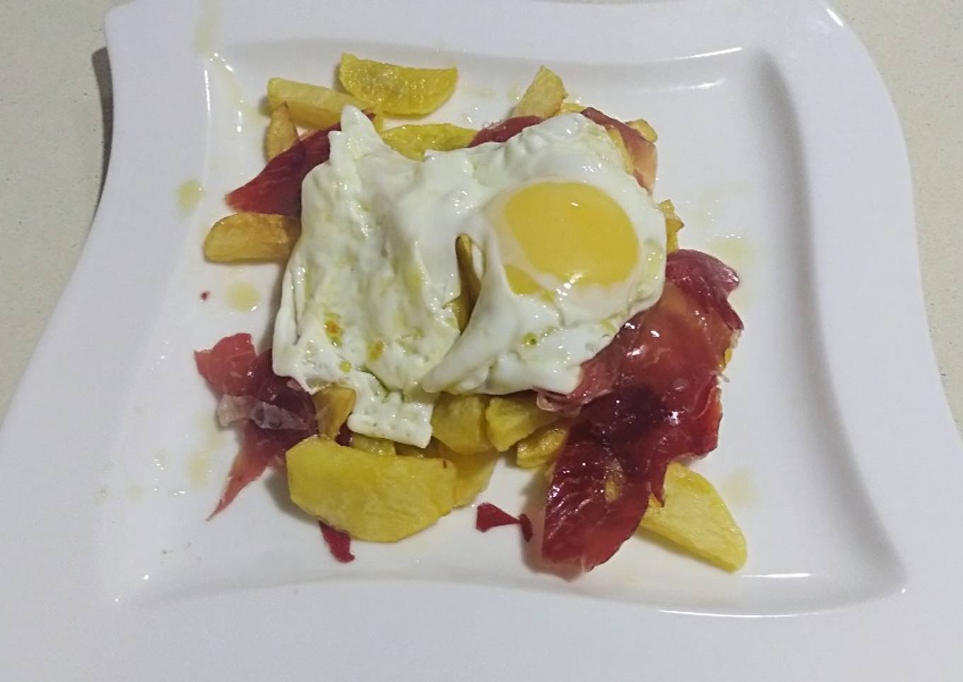 Huevos rotos con jamón