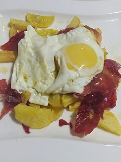 Una foto de Huevos rotos con jamón