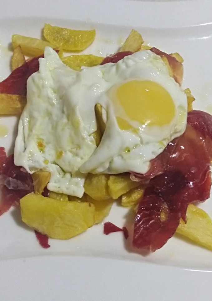 Una foto de Huevos rotos con jamón