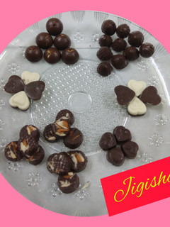 મિક્સ ચોકલેટ(mix chocolate recipe in gujarati) રેસીપી મુખ્ય ફોટો