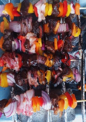 Una foto de Brochetas de res
