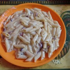 A picture of Creamy pasta with white sauce.