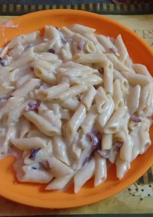A picture of Creamy pasta with white sauce.