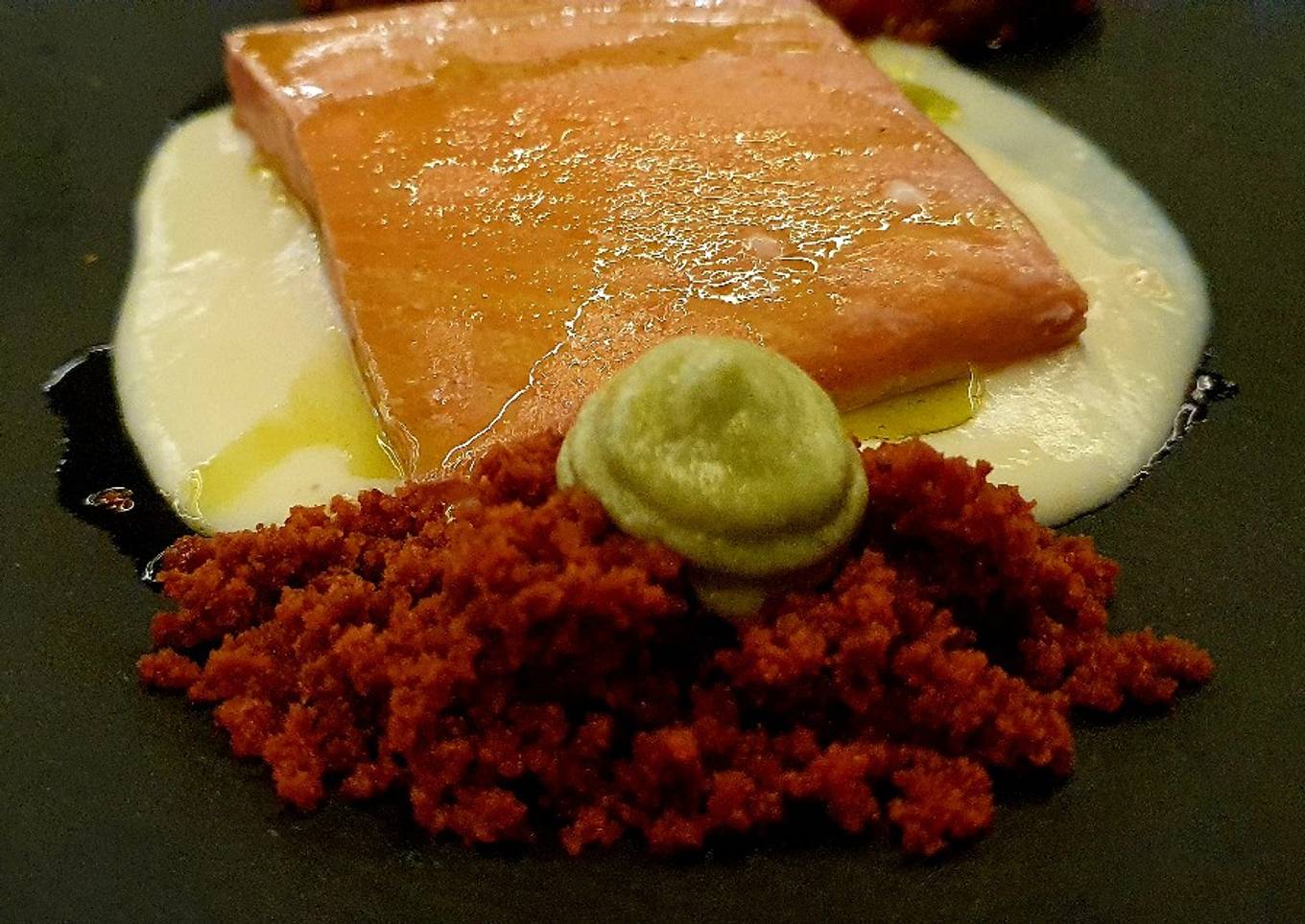 Salmón a Baja Temperatura con pisto, cama de crema de coliflor