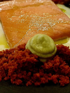 Una foto de Salmón a Baja Temperatura con pisto, cama de crema de coliflor