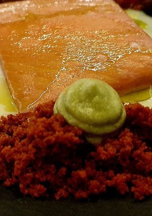 Una foto de Salmón a Baja Temperatura con pisto, cama de crema de coliflor