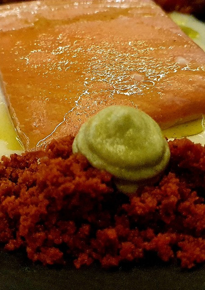 Una foto de Salmón a Baja Temperatura con pisto, cama de crema de coliflor