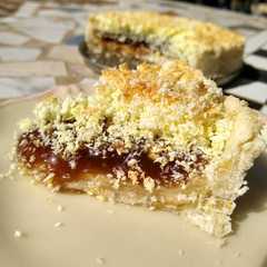 Una foto de Tarta de coco y dulce de leche vegano