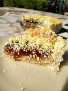 Una foto de Tarta de coco y dulce de leche vegano
