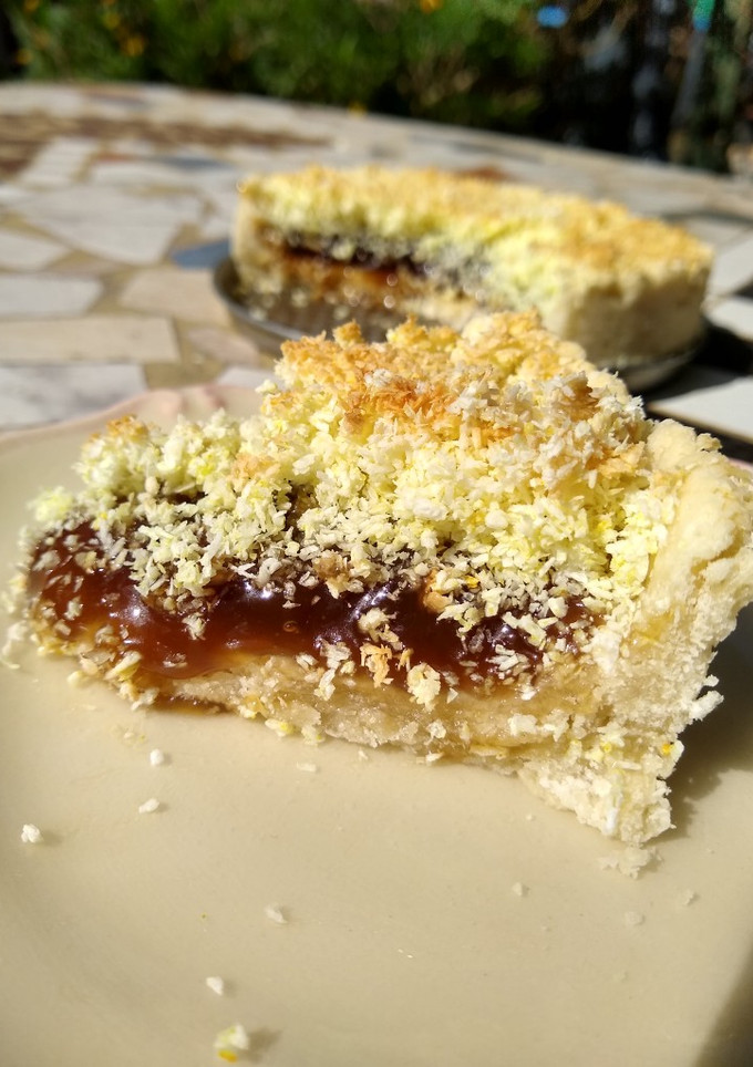 Una foto de Tarta de coco y dulce de leche vegano