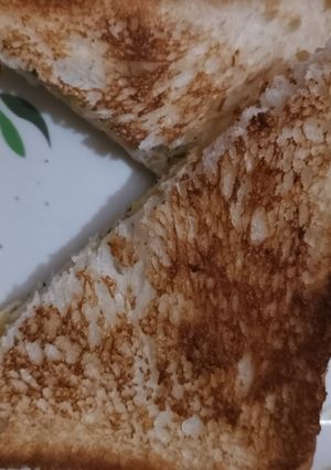 A picture of Aloo toast.