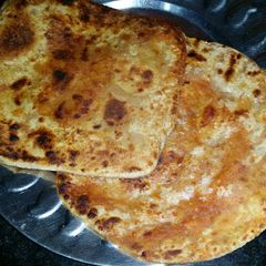 A picture of Garlic chutney paratha.