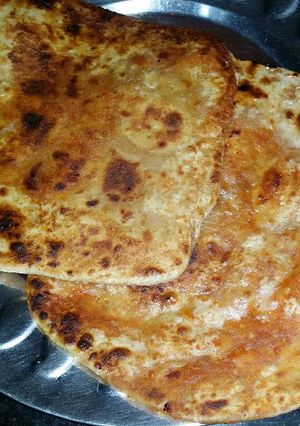 A picture of Garlic chutney paratha.