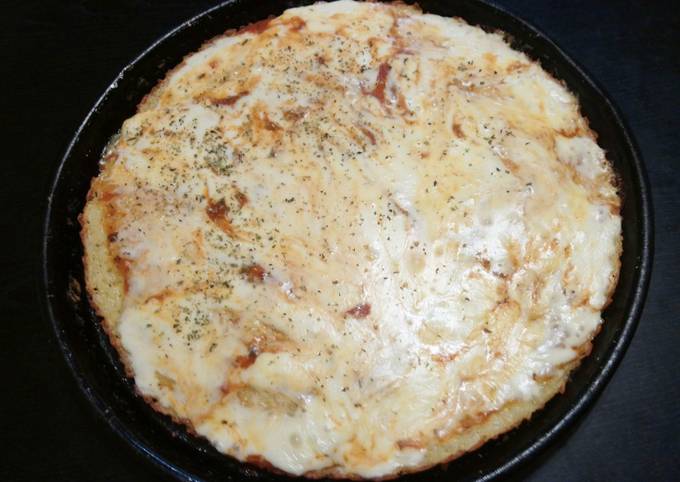 Masa casera para pizza con arroz blanco