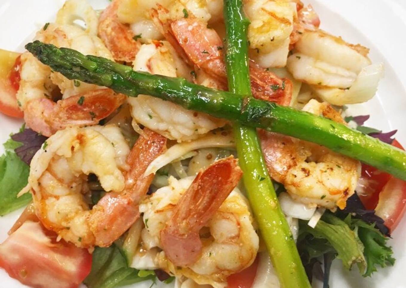Pan fried prawns (shrimps) asparagus and fennel salad