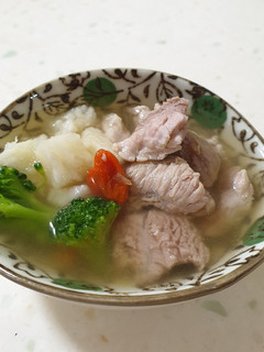 狗狗鮮食~山藥枸杞豬肉湯 的食譜成品照片