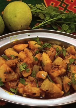 A picture of Sweet and sour Guava curry.
