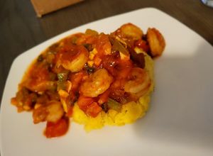 Una foto de Mofongo con camarones a la criolla