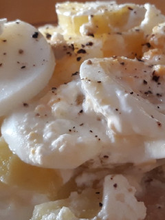 Una foto de Capas de patata y huevo duro con crema de leche