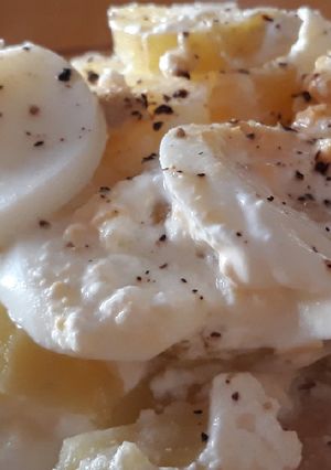 Una foto de Capas de patata y huevo duro con crema de leche