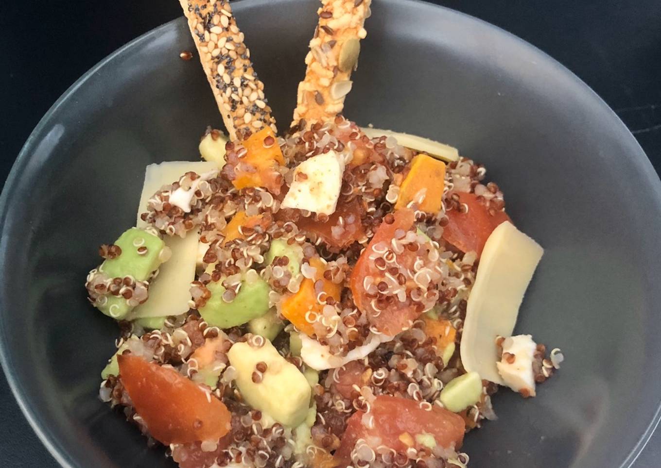 Salade quinoa rouge&blanc, avocats, tomates, mozzarella et patates douces