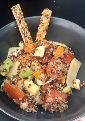 Une photo de Salade quinoa rouge&blanc, avocats, tomates, mozzarella et patates douces