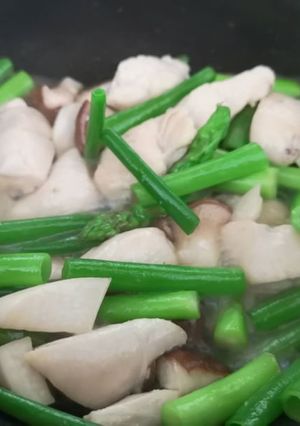 รูปของ สันในไก่ผัดดอกหอม+หน่อไม้ฝรั่ง+เห็ดหอม (คลีน)​