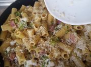 Una foto de brócoli con pasta y bacon